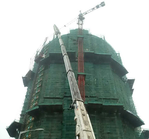 哈尔滨市吊车在工地上作业